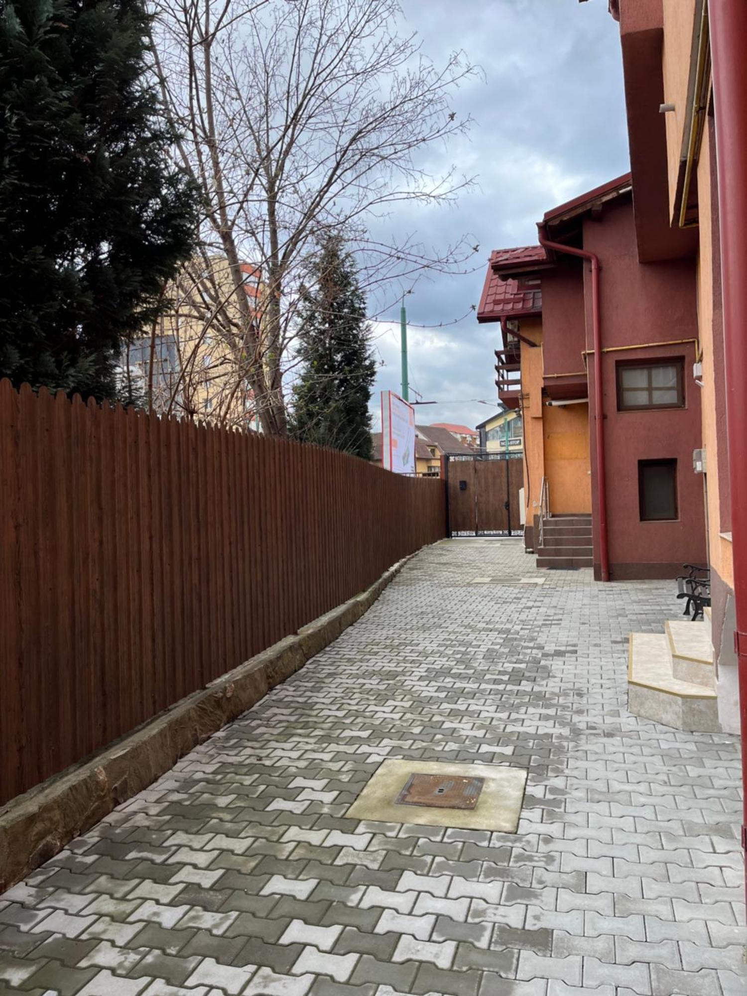 Отель Random House Брашов Экстерьер фото