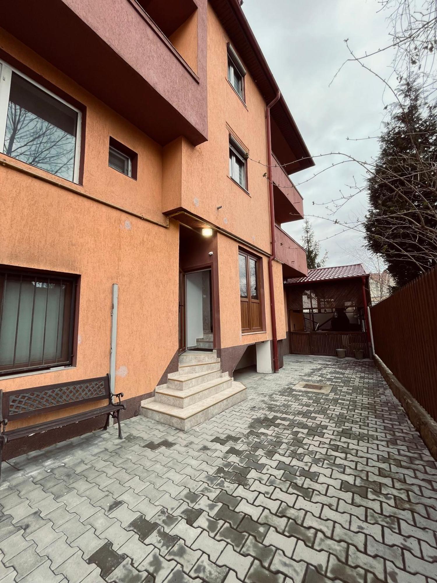Отель Random House Брашов Экстерьер фото