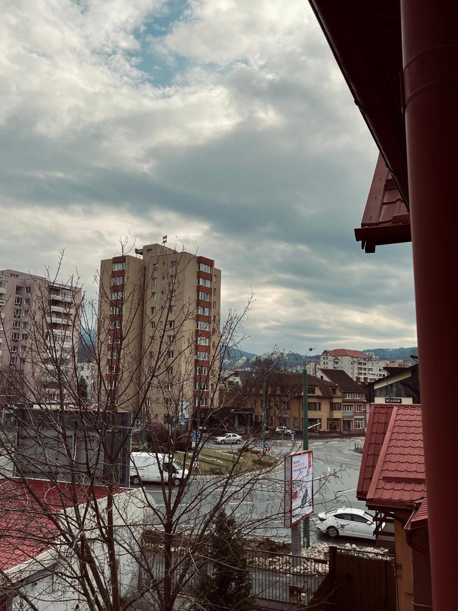 Отель Random House Брашов Экстерьер фото