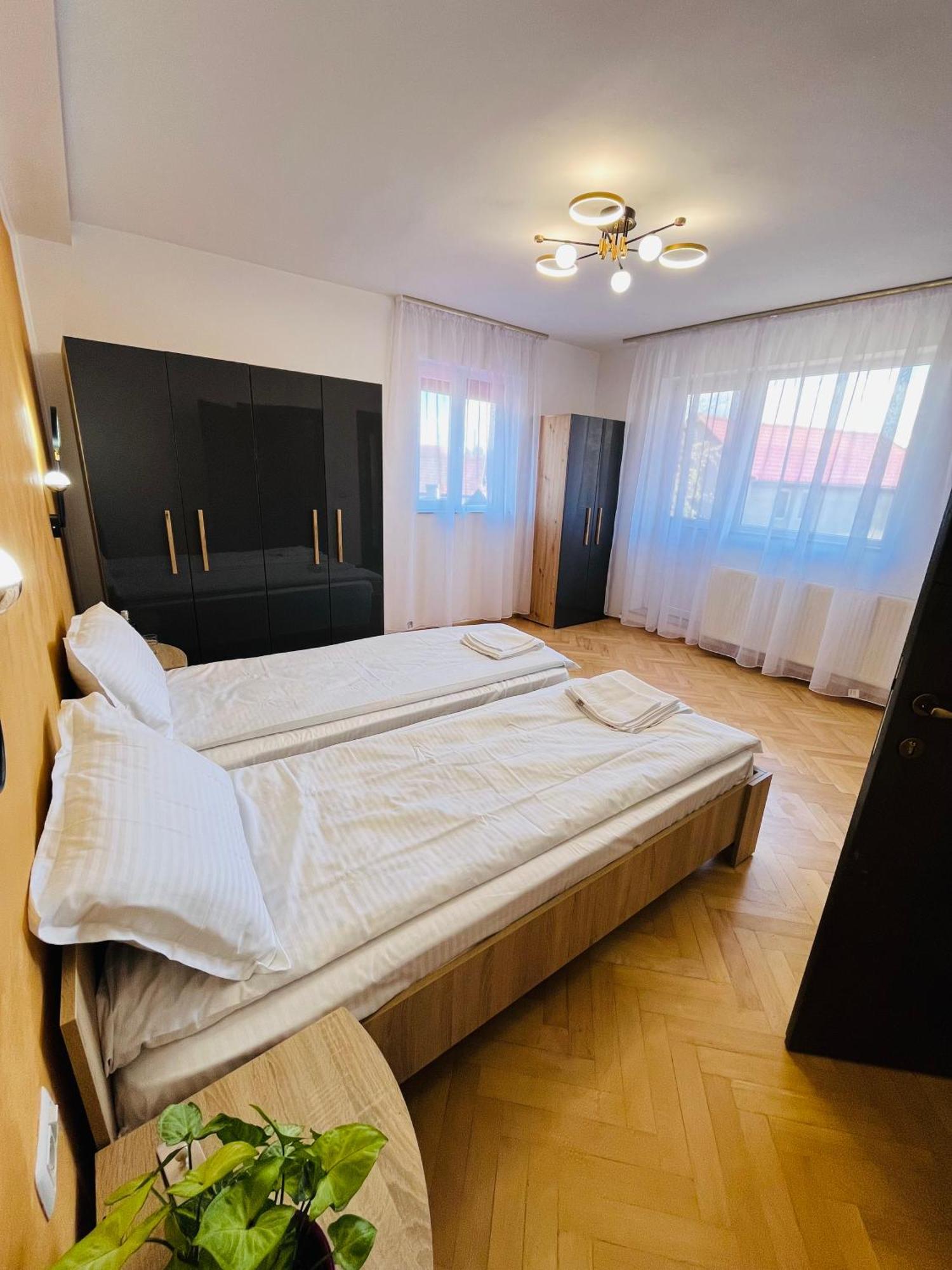 Отель Random House Брашов Экстерьер фото